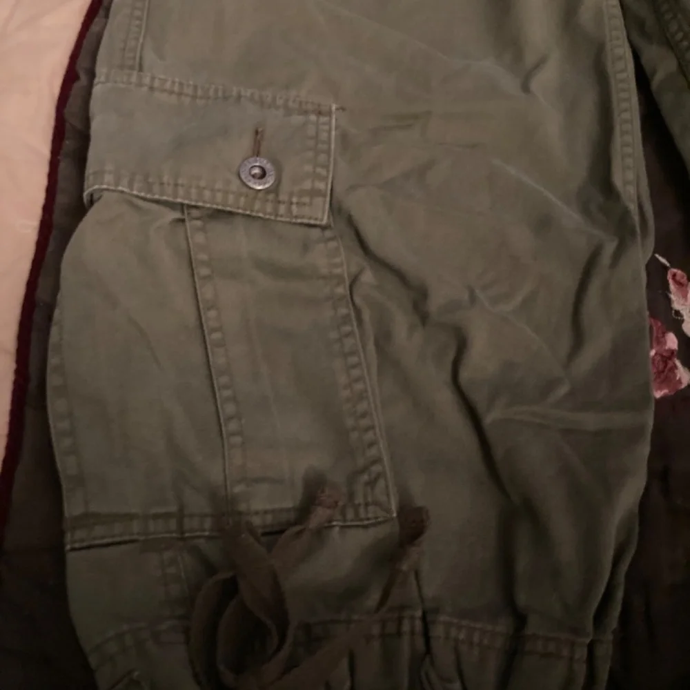 Levis  army, green, cargo capris - Picture 2 of 8